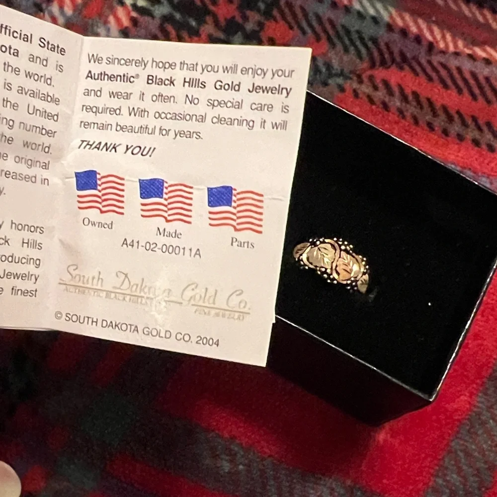 Elegant black hills Gold Leaf Motif Ring - Picture 7 of 7